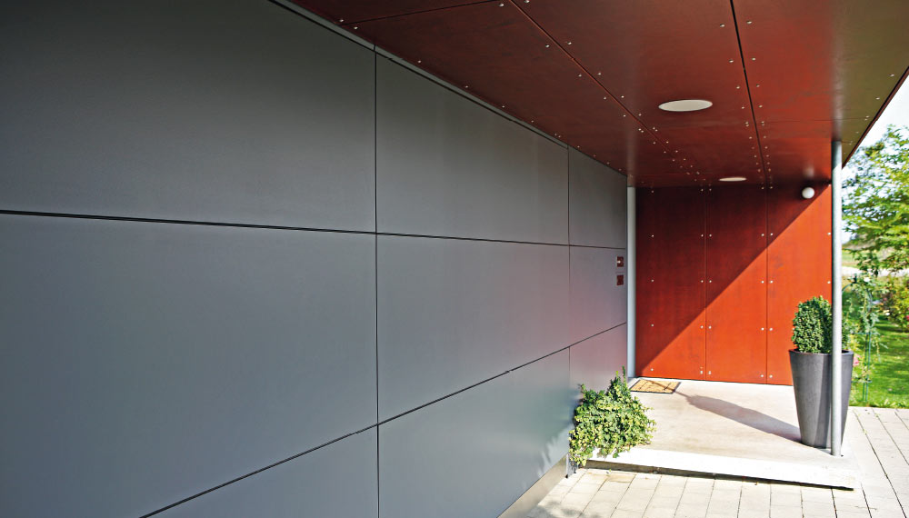 Garagentor passt sich harmonisch an Fassade an