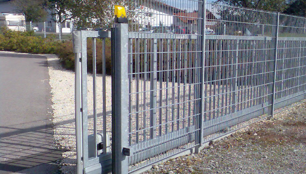 Hoftor mit Metallstreben