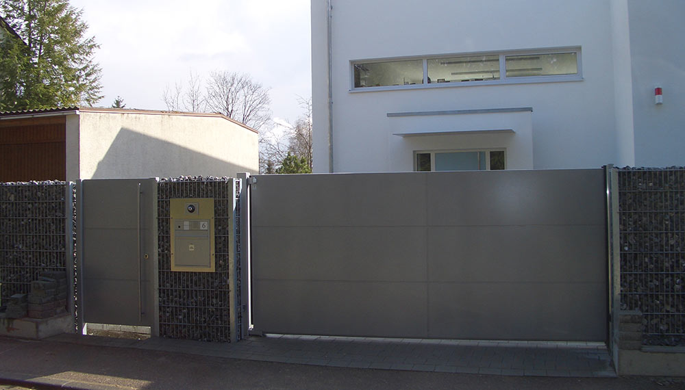 Hoftor als Gesamtl&ouml;sung mit Zaunelementen