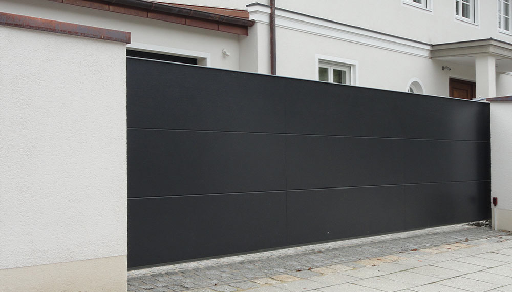 Hoftor mit schwarzer Beplankung