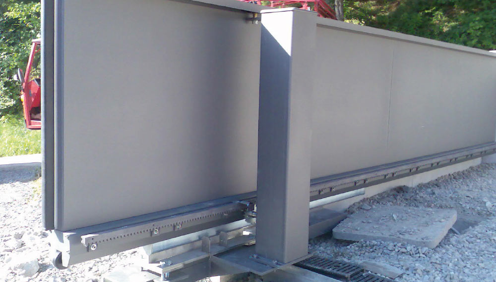 Stabiles Hoftor aus Metall
