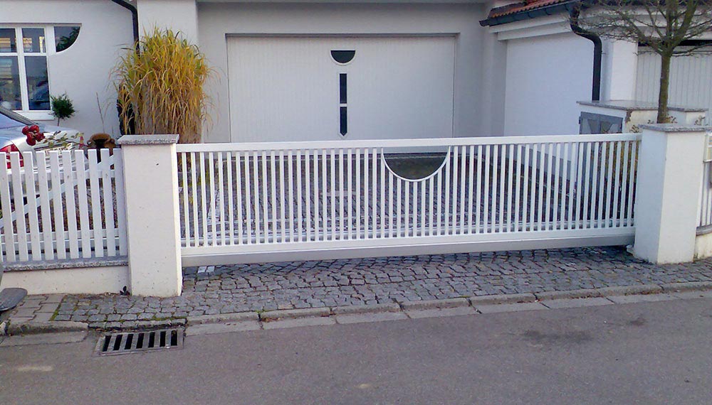 Hoftor als optische Einheit mit Garage und Haust&uuml;re