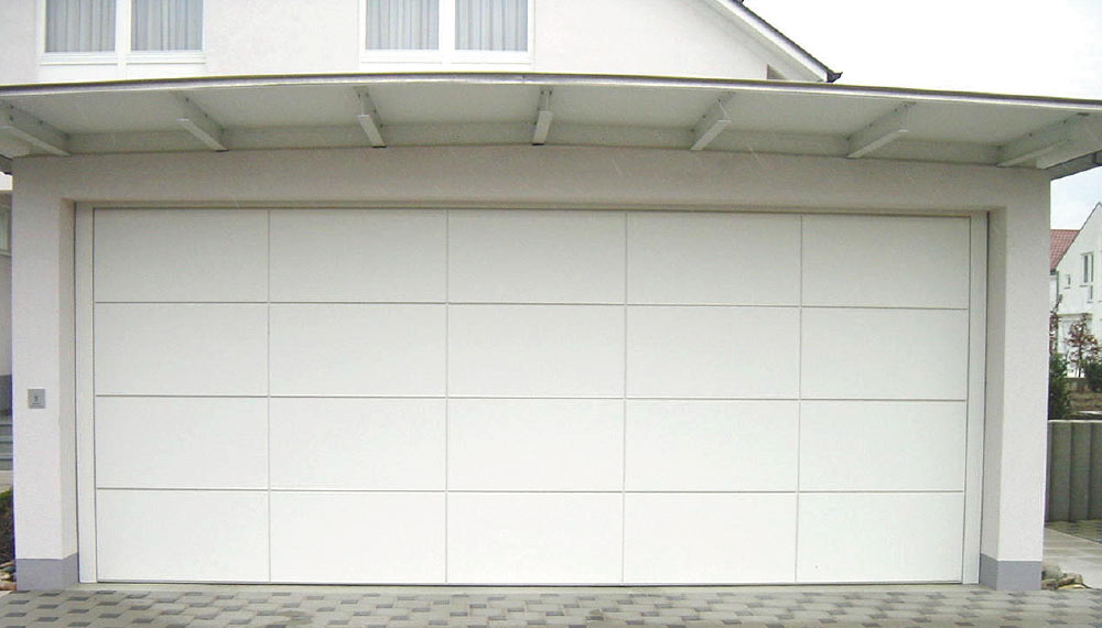 Schwingtor mit wei&szlig;er Beplankung