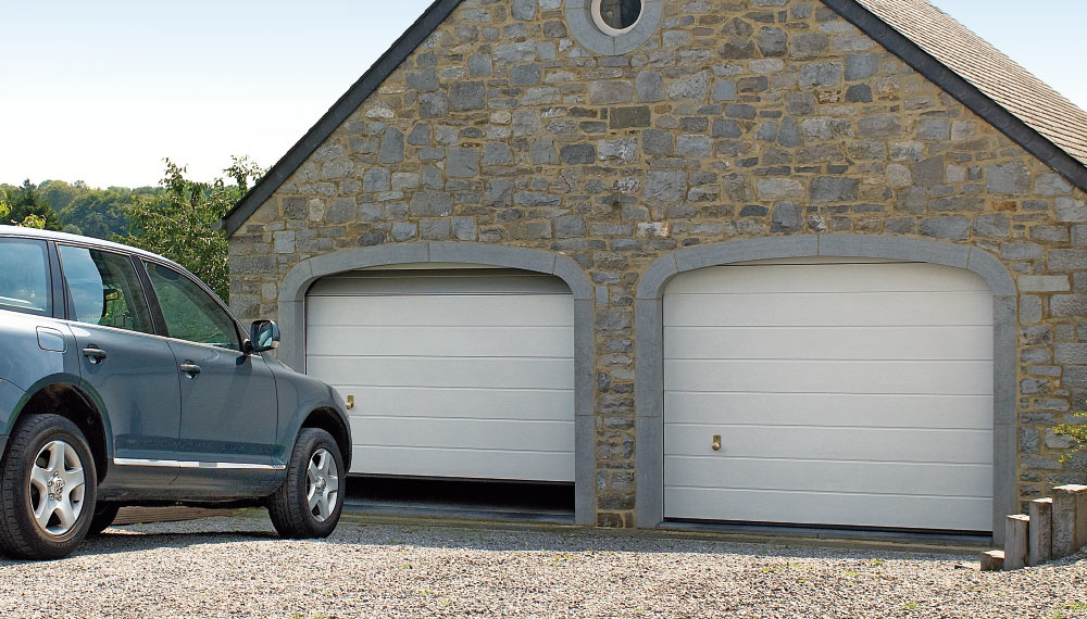 Garage mit zwei Sektionalgaragentoren